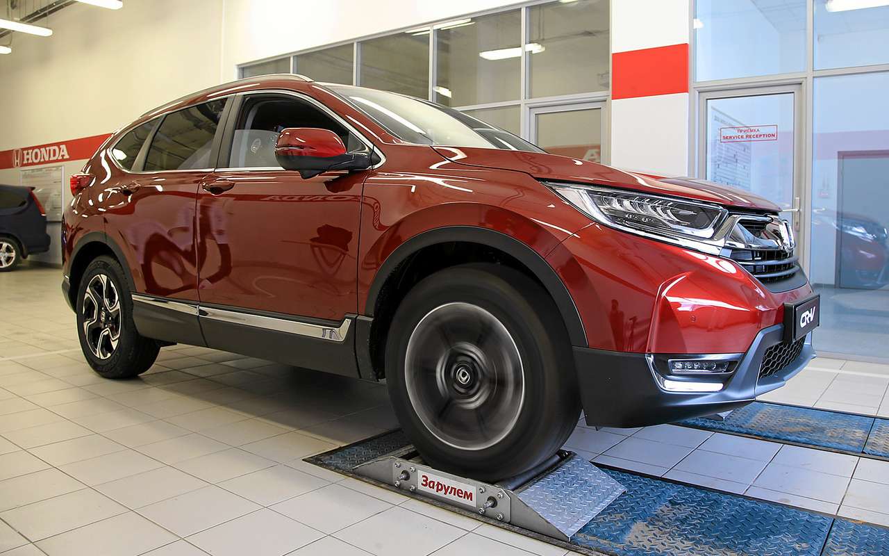 Кроссовер Honda CR-V вновь на наших роликах. На этот раз с размещенных под передними колесами платформ он съехал.