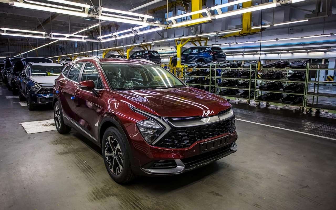 Помимо BMW, Автотор выпускает Kia и Hyundai - бренды, которые после февральских событий решили остаться в РФ. Незадолго до них завод запустил сборку нового Kia Sportage (на фото)