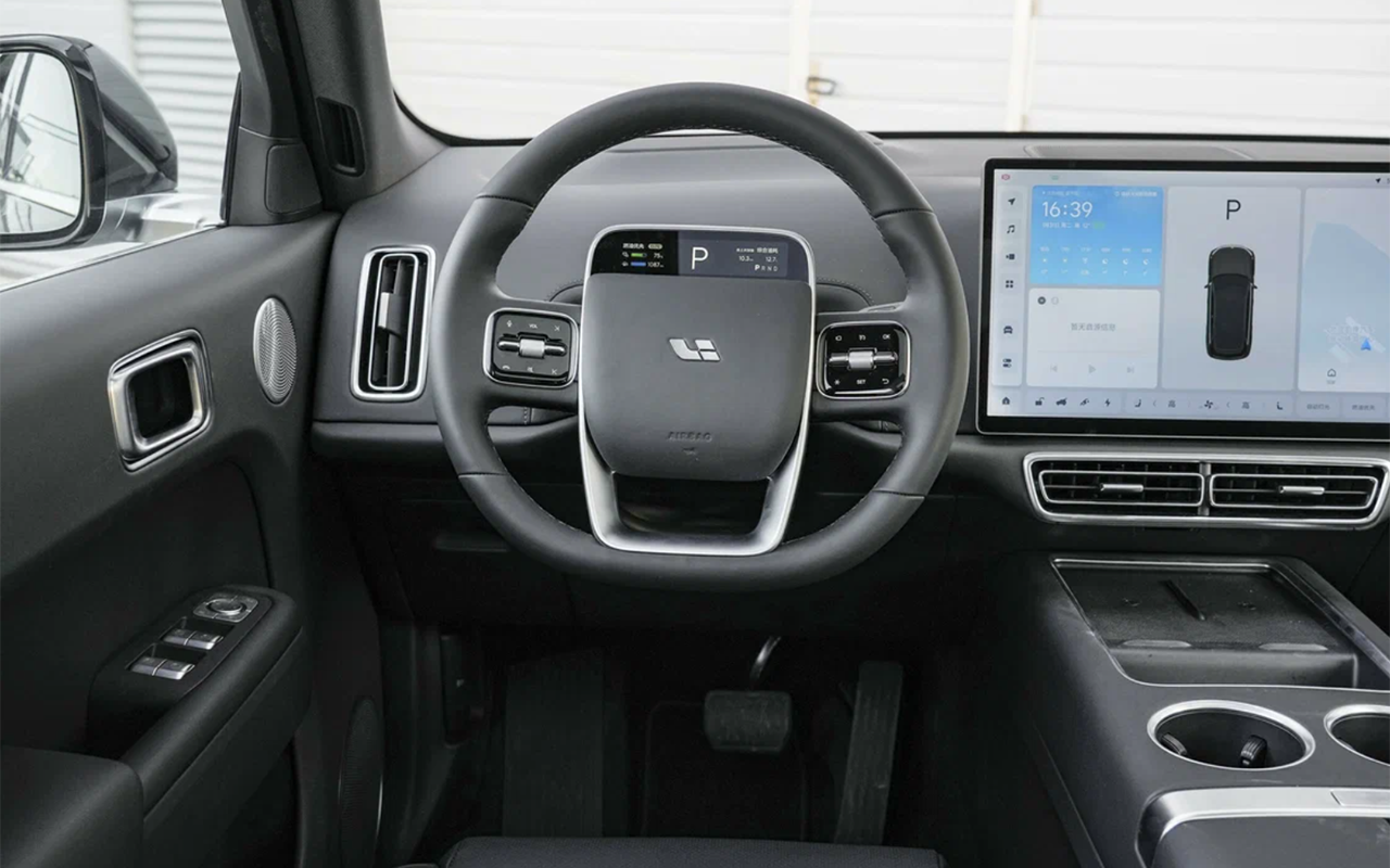 В Россию привезли китайские гибридные кроссоверы Lixiang L7