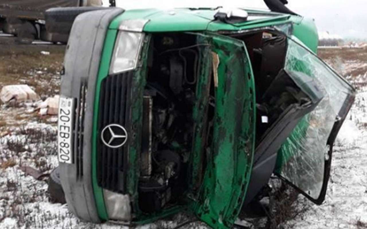 Фура протаранила автобус, убив двоих человек