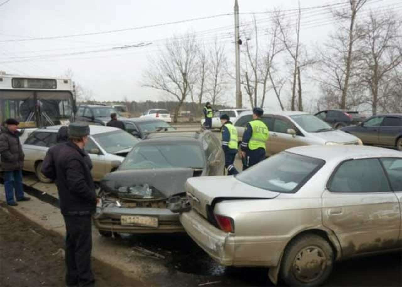 В Иркутске китайский грузовик протаранил 18 автомобилей 