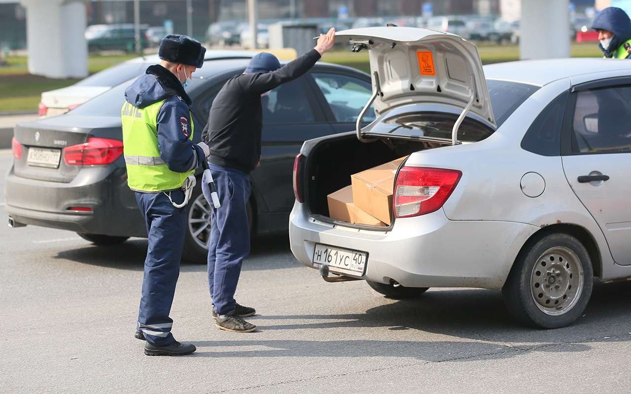 В данном случае - осмотр. Водитель сам демонстрирует содержимое багажника. Инспектор ни к чему не прикасается.