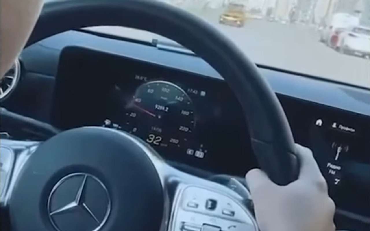 Восьмилетний сын блогера проехался по улице на Мерседесе