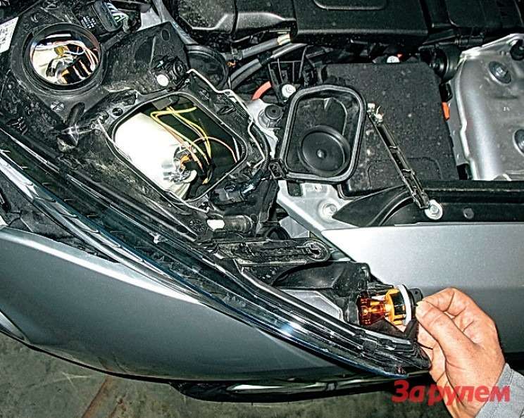 Регулировочные винты фар рено меган 2. Рено меган замена фары. Megane 2 zamena far. Рено меган замена фары. Линзы в рено логан 1.