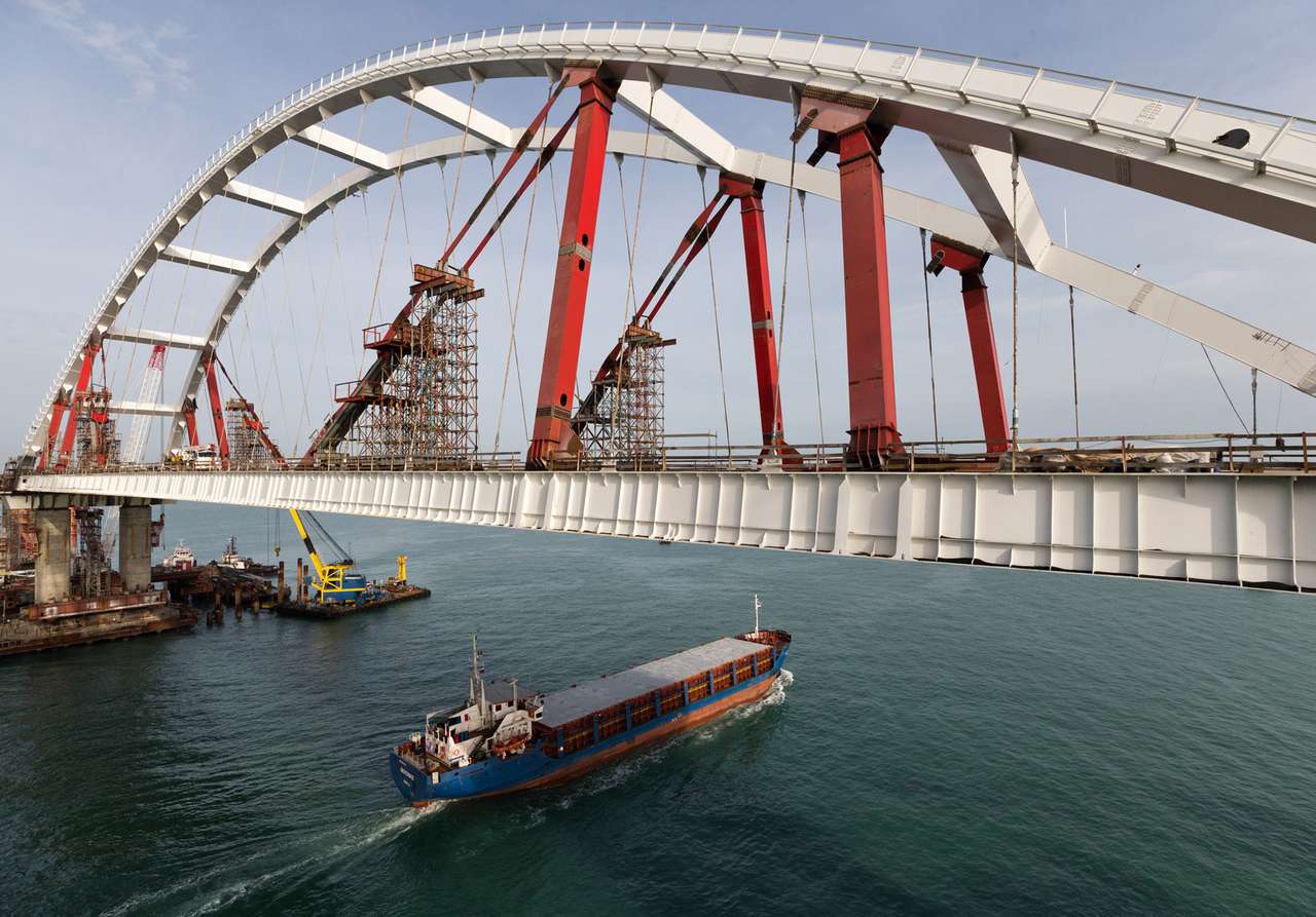 Мост в Крым получил название: сенсации не случилось