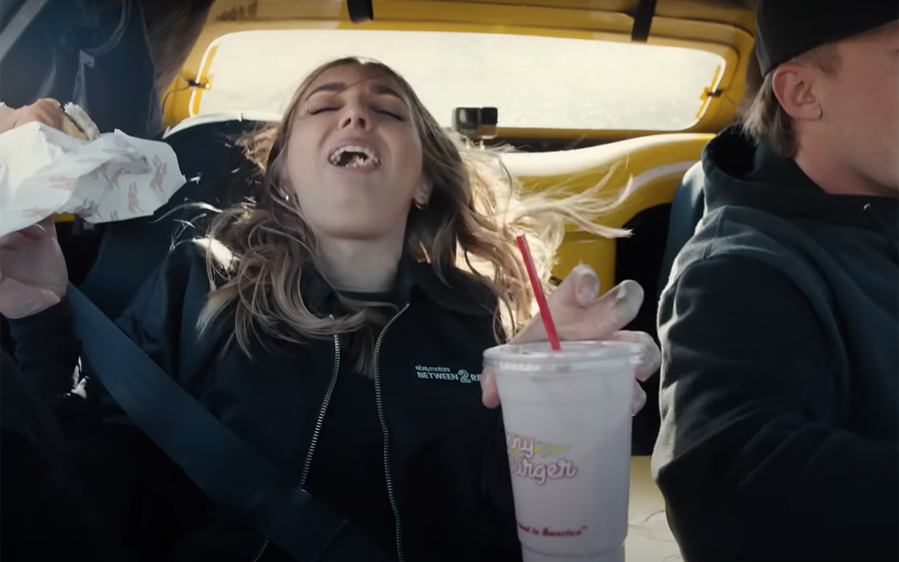 Кто больше бургеров съест: соревнования устроили в «Корвете», едущем в управляемом заносе (видео)