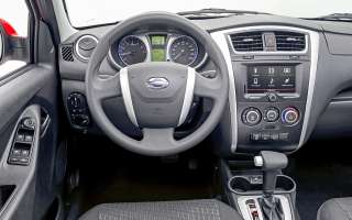 Салон напоминает Гранту, но более элегантен. Общих деталей немного, пластик подороже, хотя скрипит так же.