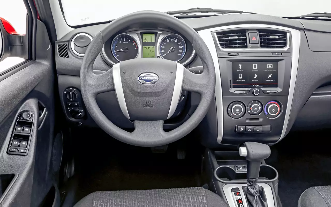 Салон напоминает Гранту, но более элегантен. Общих деталей немного, пластик подороже, хотя скрипит так же.