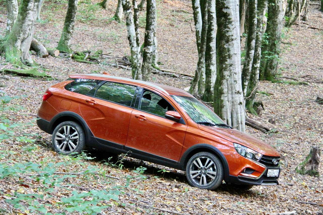 Lada Vesta SW Cross штурмует гору