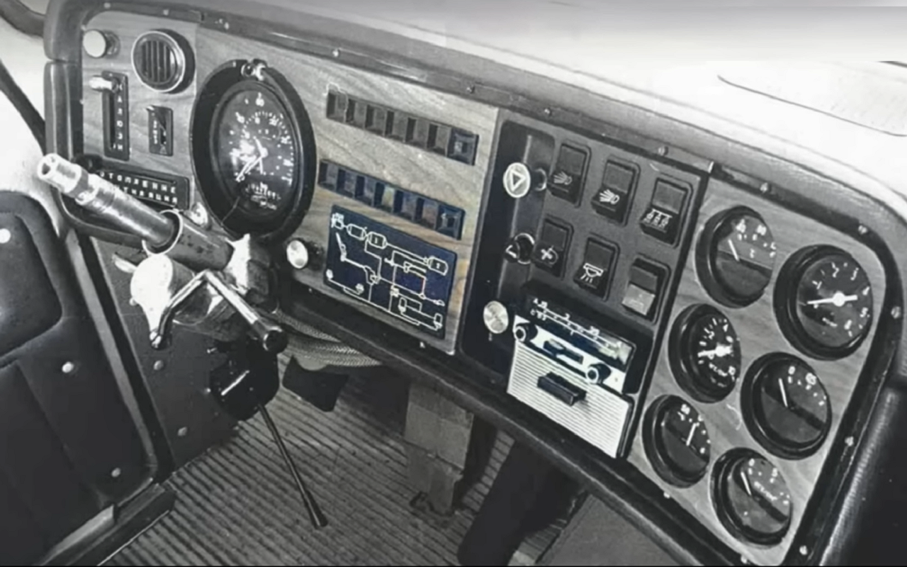 Редкий дизельный (!) ЗИЛ с роскошной кабиной (видео)