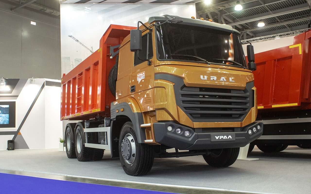 На выставке Comtrans 2019 автозавод показывал дорожный самосвал с новой кабиной бескапотной компоновки