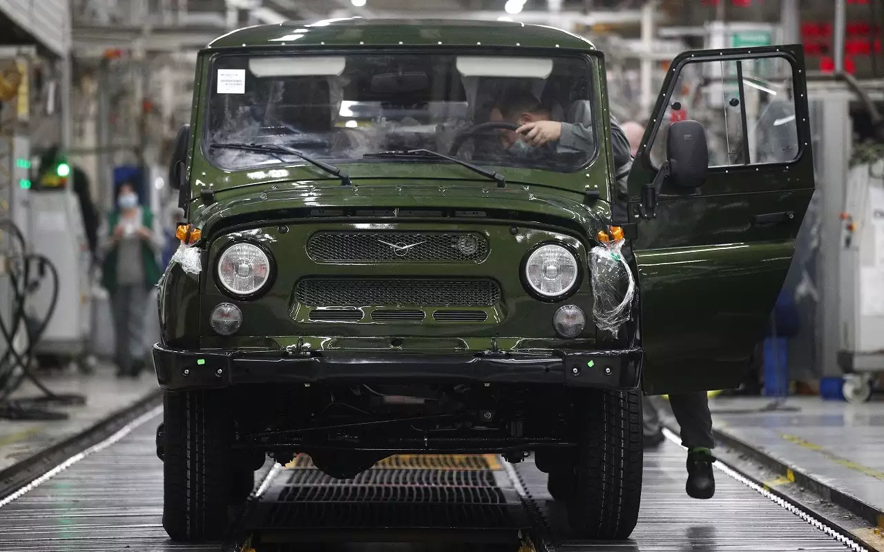 УАЗ Хантер ведет эволюцию от УАЗ‑469, который выпускается в Ульяновске с декабря 1972 года