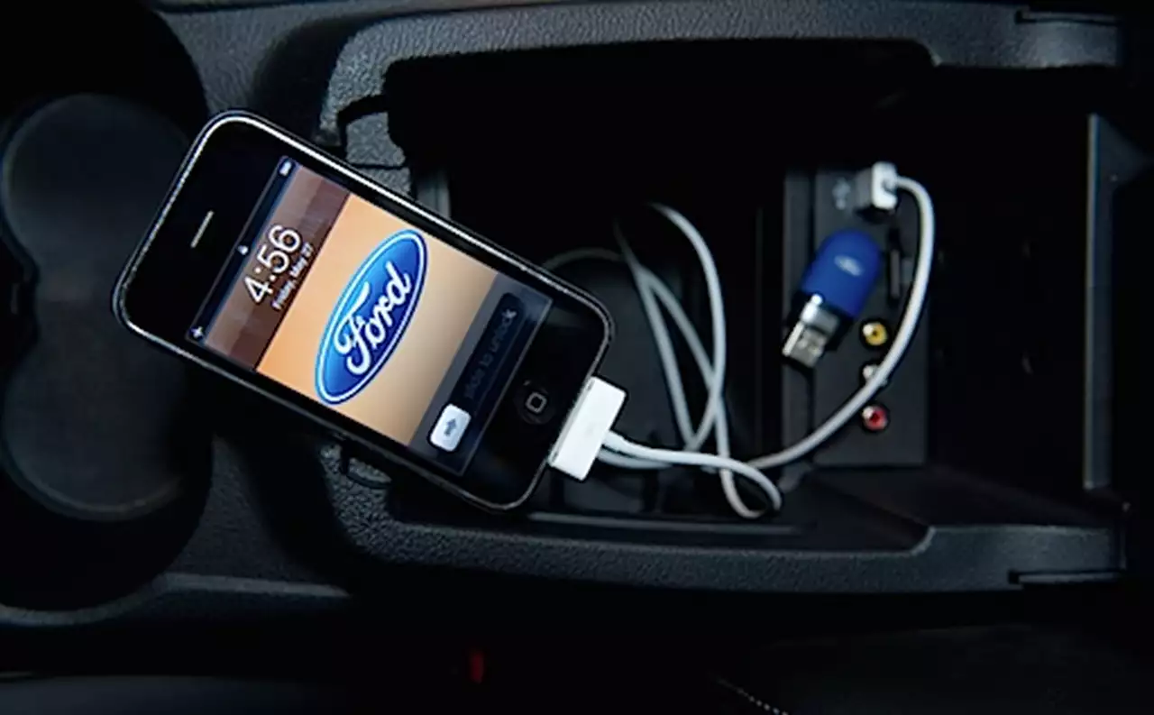 Ford переведет весь персонал на использование iPhone