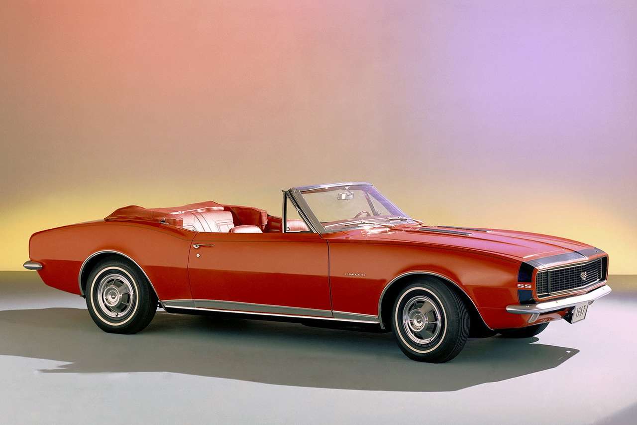 Chevrolet Camaro SS396 1967 модельного года. Серийным спортивным моделям, так называемым «пони-карам», придавали эффектный вид, заимствуя элементы оформления у машин, участвующих в кольцевых гонках. Отсюда – контрастные полоски, «как у шмеля», загадочный логотип SS и многое другое. Вариант Super Sport оснащался так называемым big block’ом – мотором V8 рабочим объемом 396 «кубодюймов» (6,5 л, 325 л.с.) и 3-ступенчатой автоматической трансмиссией. До 100 км/ч автомобиль разгонялся за впечатляющие 9 секунд
