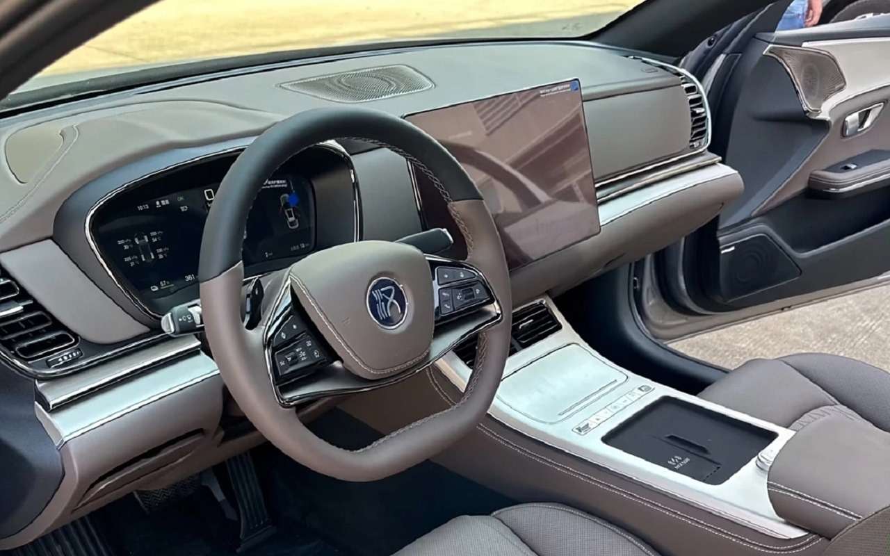 Интерьер BYD Han Intelligent Driving Pilot Edition