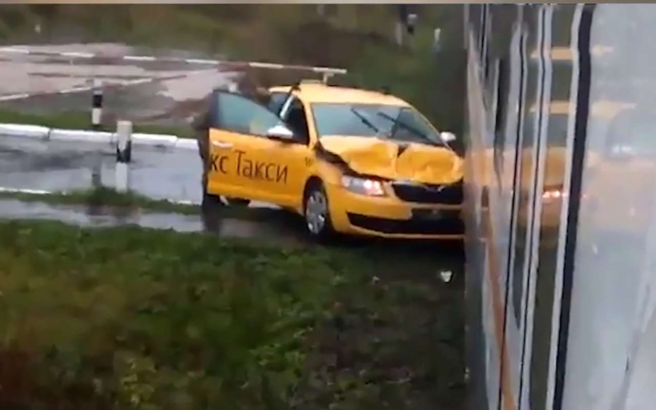 Водитель Яндекс.Такси протаранил электричку