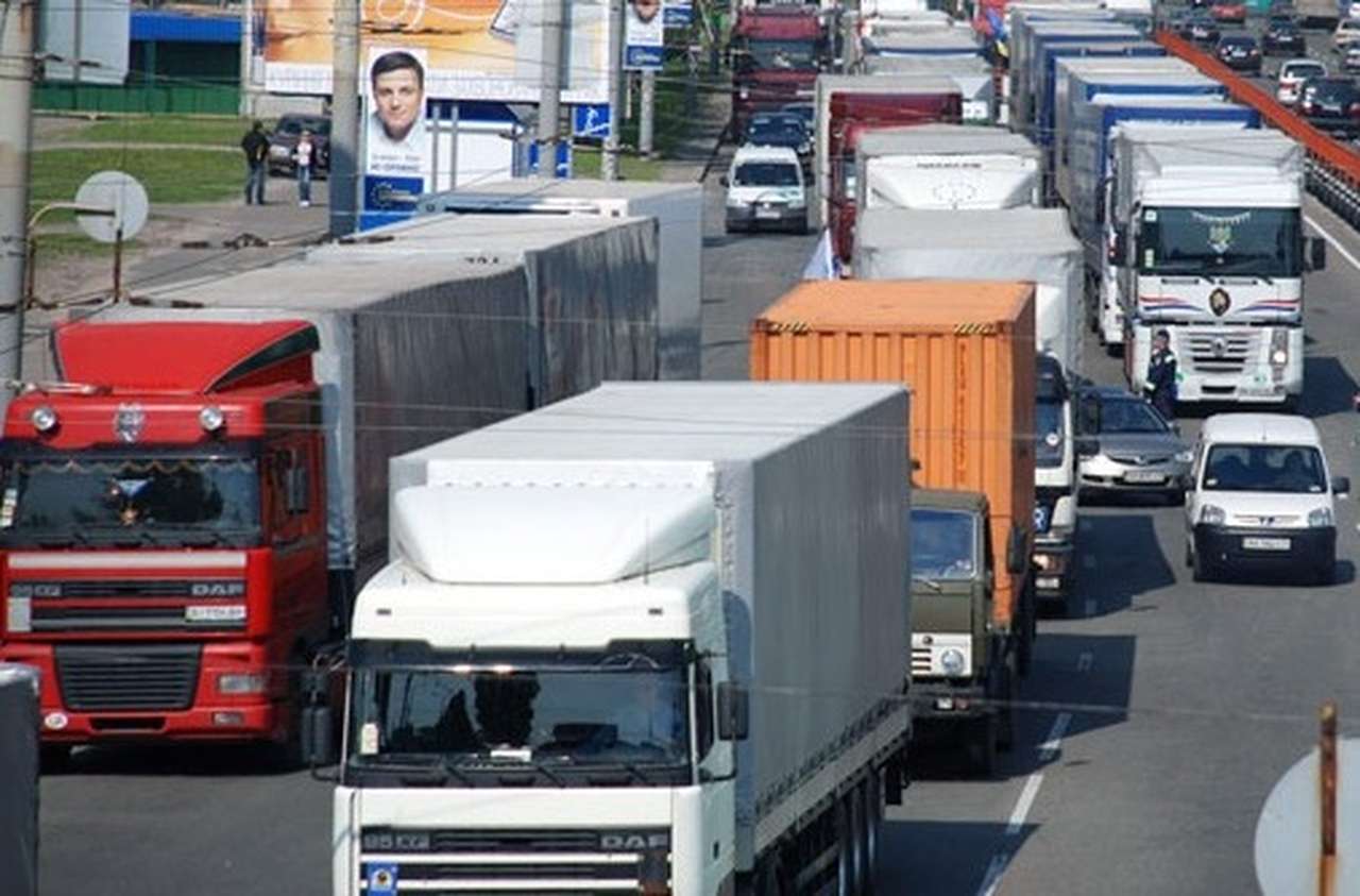 В России темп продаж грузовиков обогнал легковушек