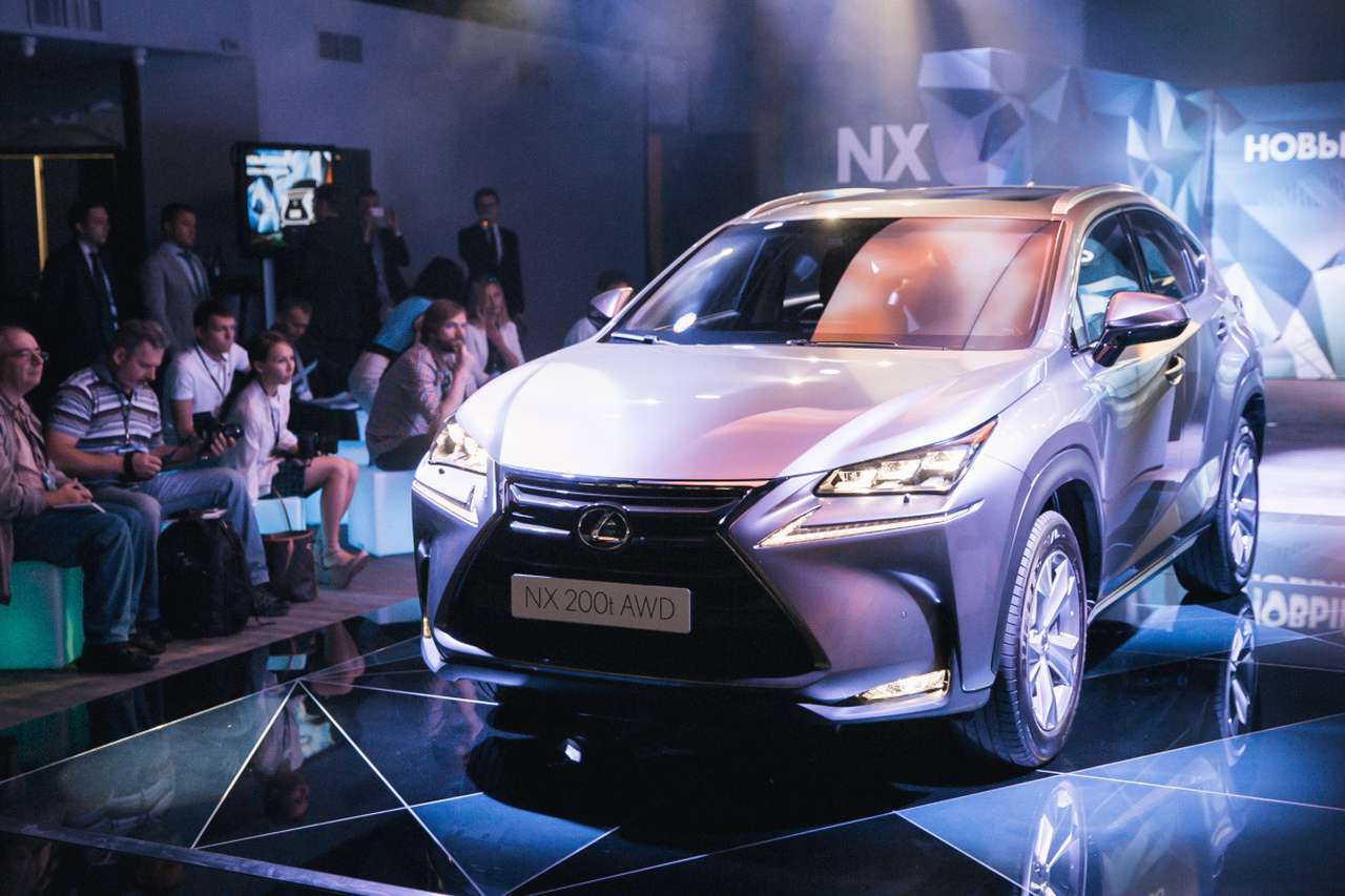 В Москве показали новый компактный кроссовер Lexus NX
