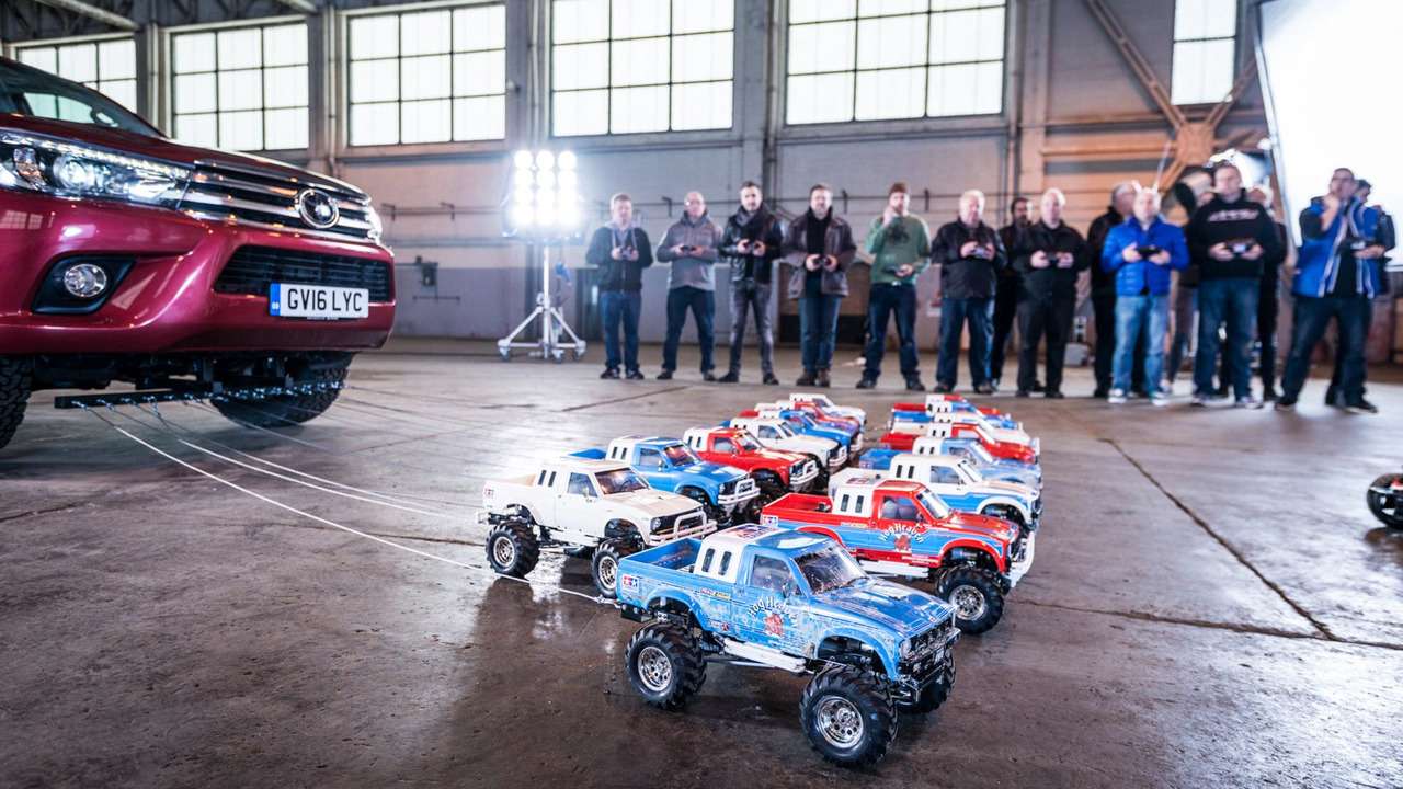 Пикап Toyota Hilux «запряг» радиоуправляемые модели