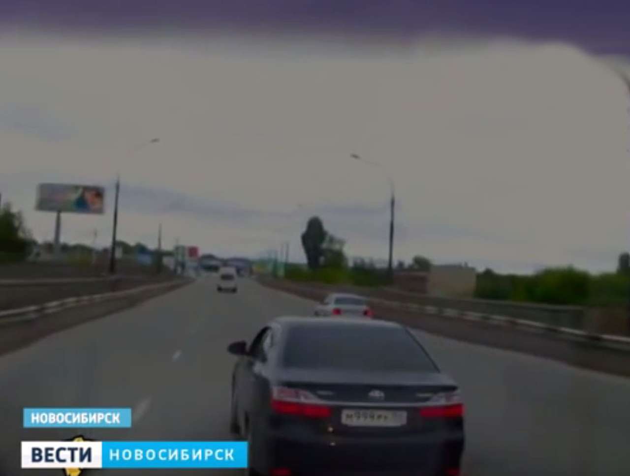 Автохам на Camry пытается «учить» водителя скорой
