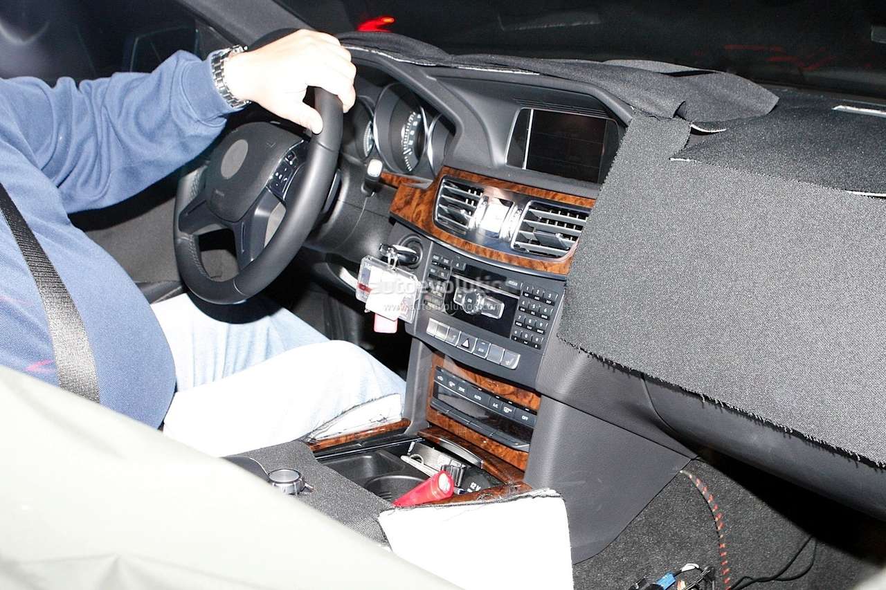 Шпионы заглянули внутрь обновленного Mercedes E-class