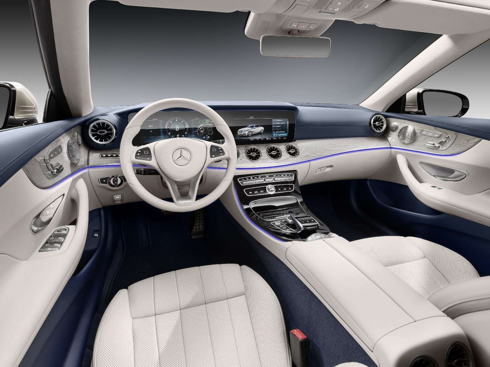 Е класс интерьер Новый кабриолет Mercedes-Benz E-класса оснастили полным приводом
