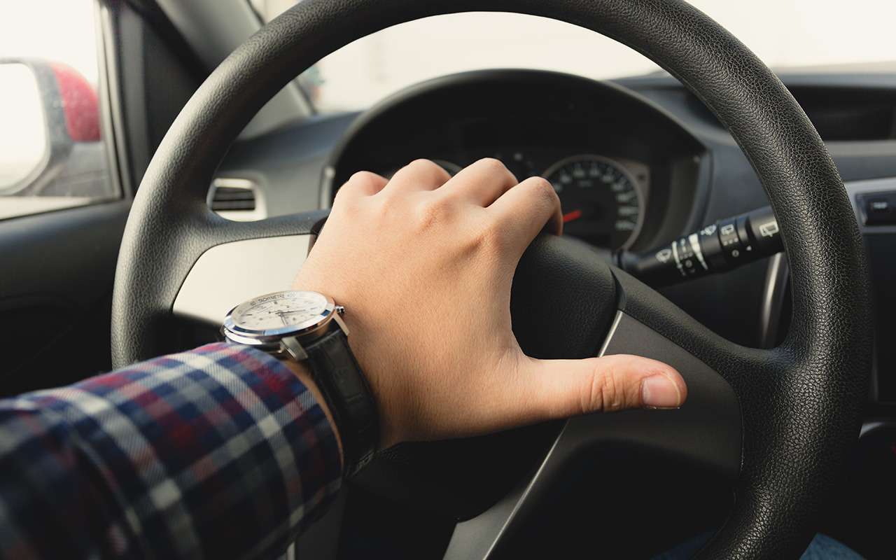 Если мне сигналят сзади, что бы это значило?