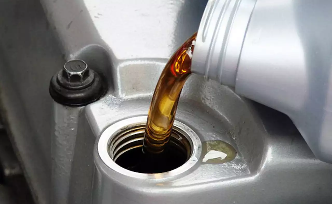 Что означают надписи на канистре с моторным маслом