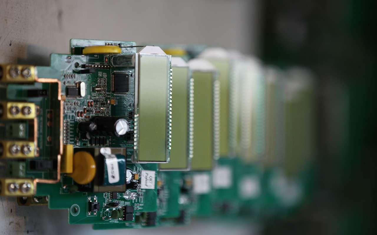 На складах скопились миллиарды микрочипов, но на машины их не поставишь