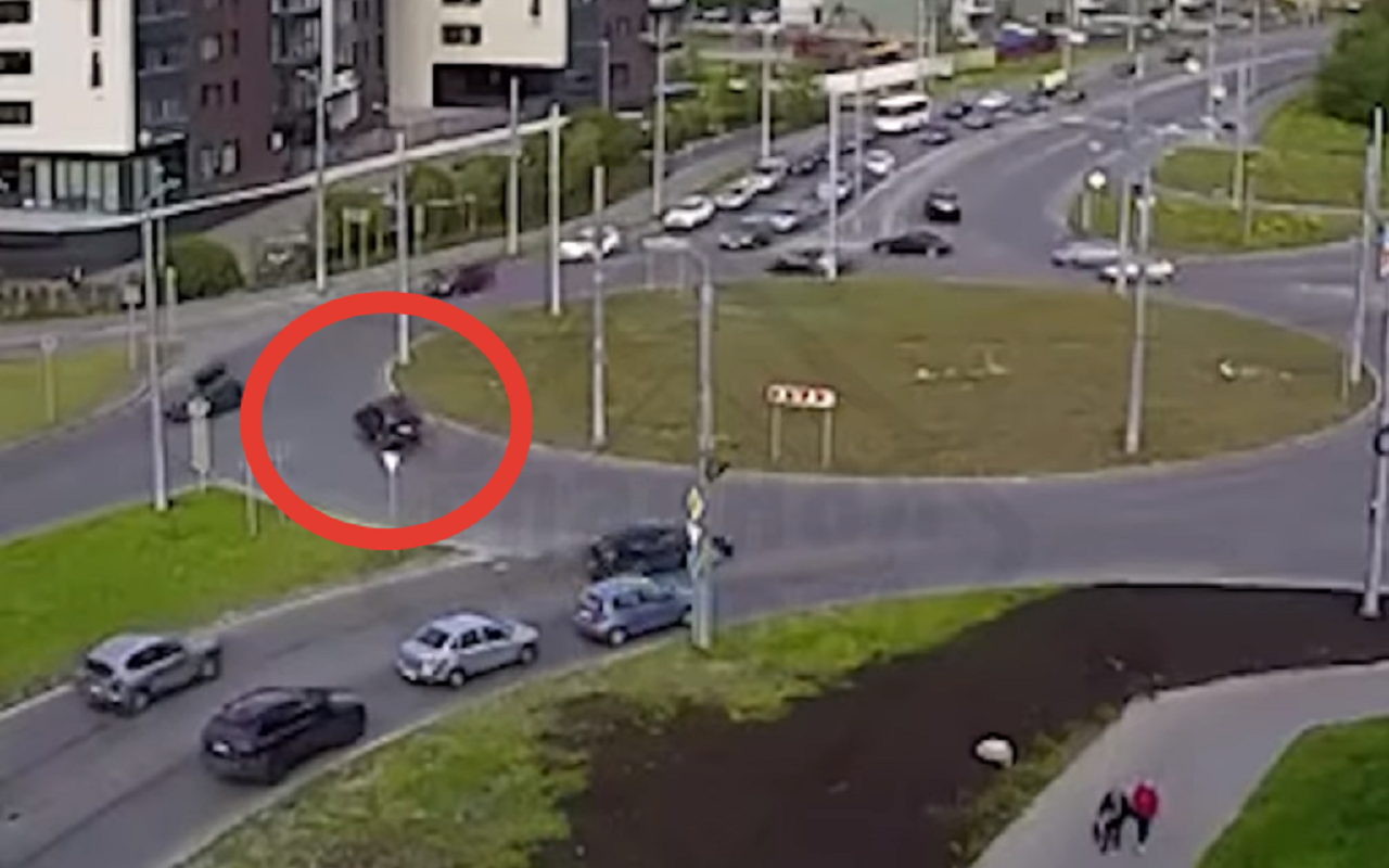 Против движения! Водитель запутался на оживленной круговой развязке (видео)