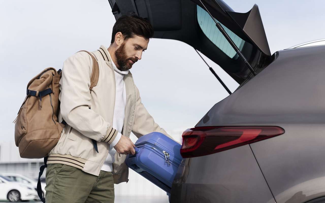 Загружаем вещи в багажник машины перед автопутешествием — советы эксперта