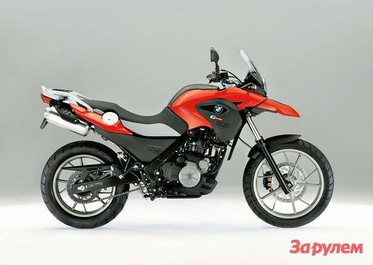 BMW G 650 GS: кроссовер, 2011 г., 652 см³, 48 л.с., 192 кг, от 360 000 руб (тестовая версия, в максимальной комплектации: отключаемая ABS, подогрев рукояток, центральная подставка, противоугонная система, розетка – 419 140 руб).