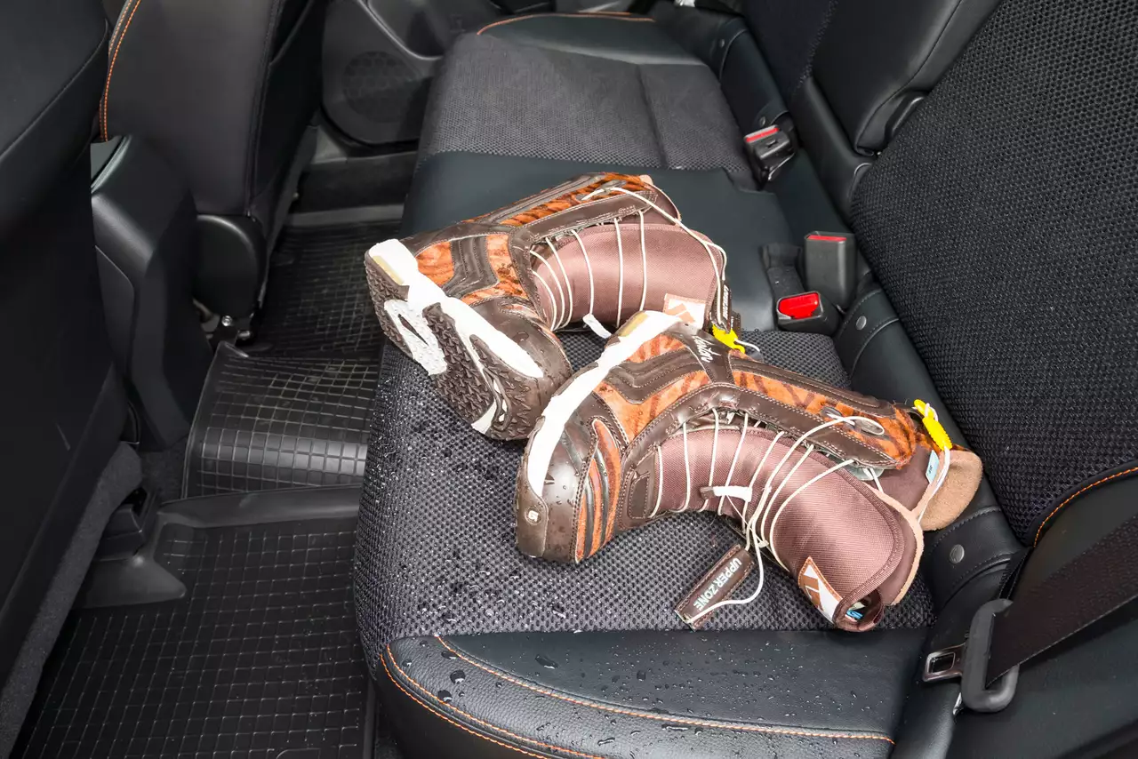 Воду с сиденья можно смахнуть, а вот вычистить грязь из сетчатой обивки будет непросто.