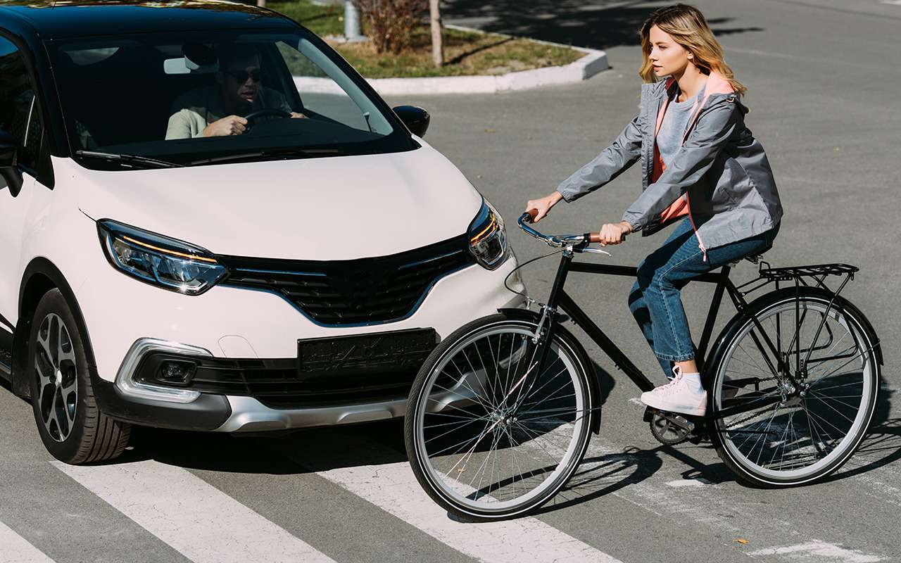 Не уступил дорогу нарушителю, а оштрафовали меня... Почему?