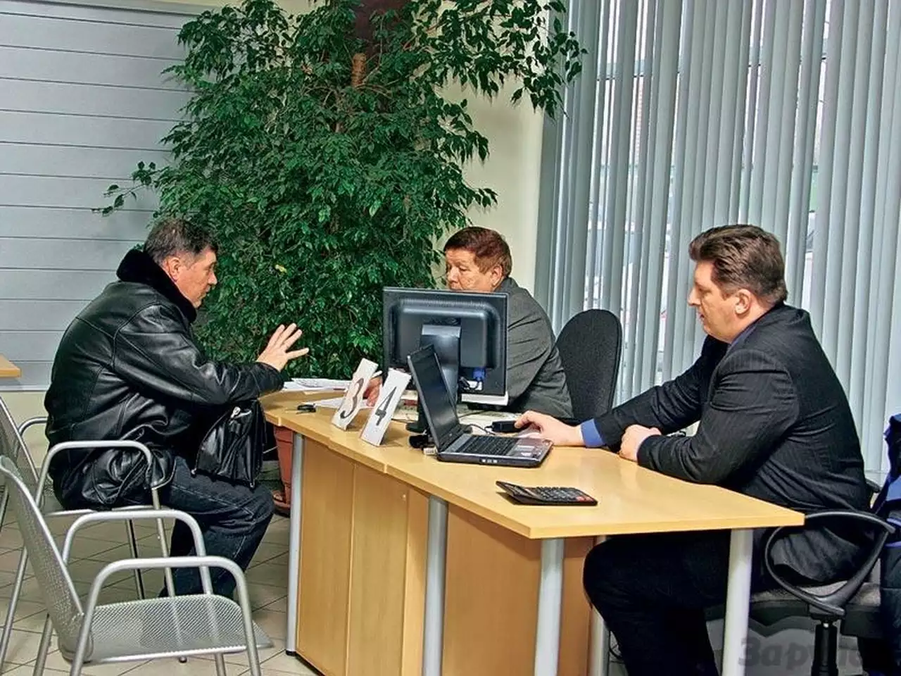 Чтобы грамотно составить заявку, незачем быть с техникой на ты. Не торопясь, подробно опишите симптомы дефекта – хотя бы на пальцах.