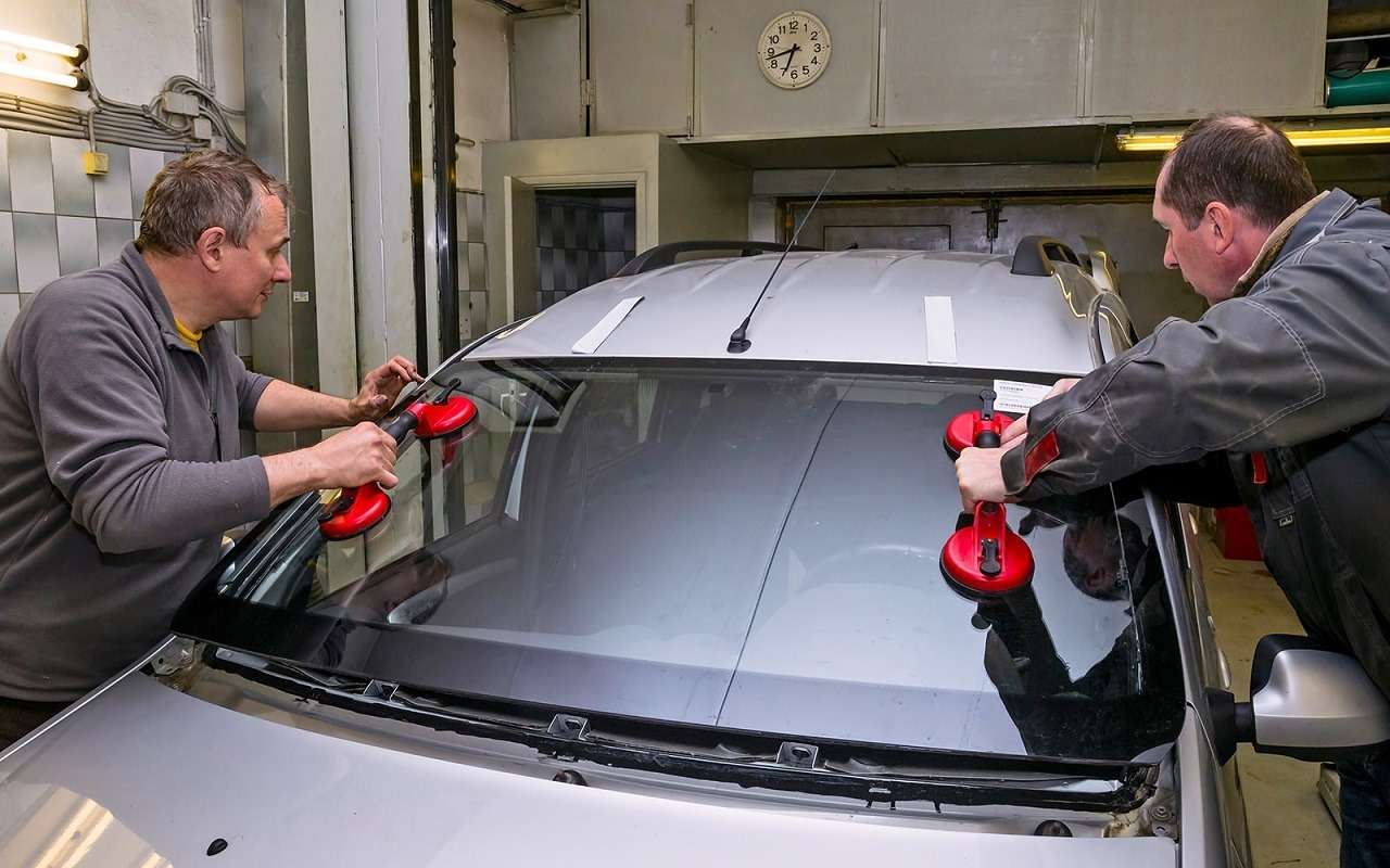 А вы знаете, как правильно менять лобовое стекло? Рассказываем о нюансах процедуры