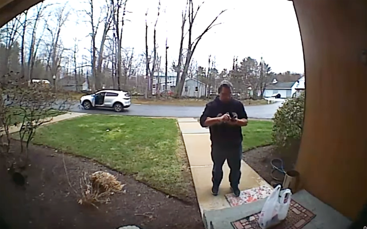 Доставщик забыл поставить авто на ручник. Его спас клиент