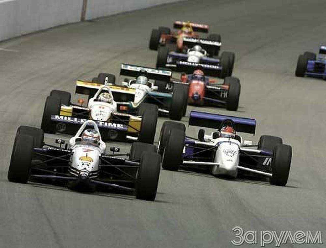 Стены сильным помогают