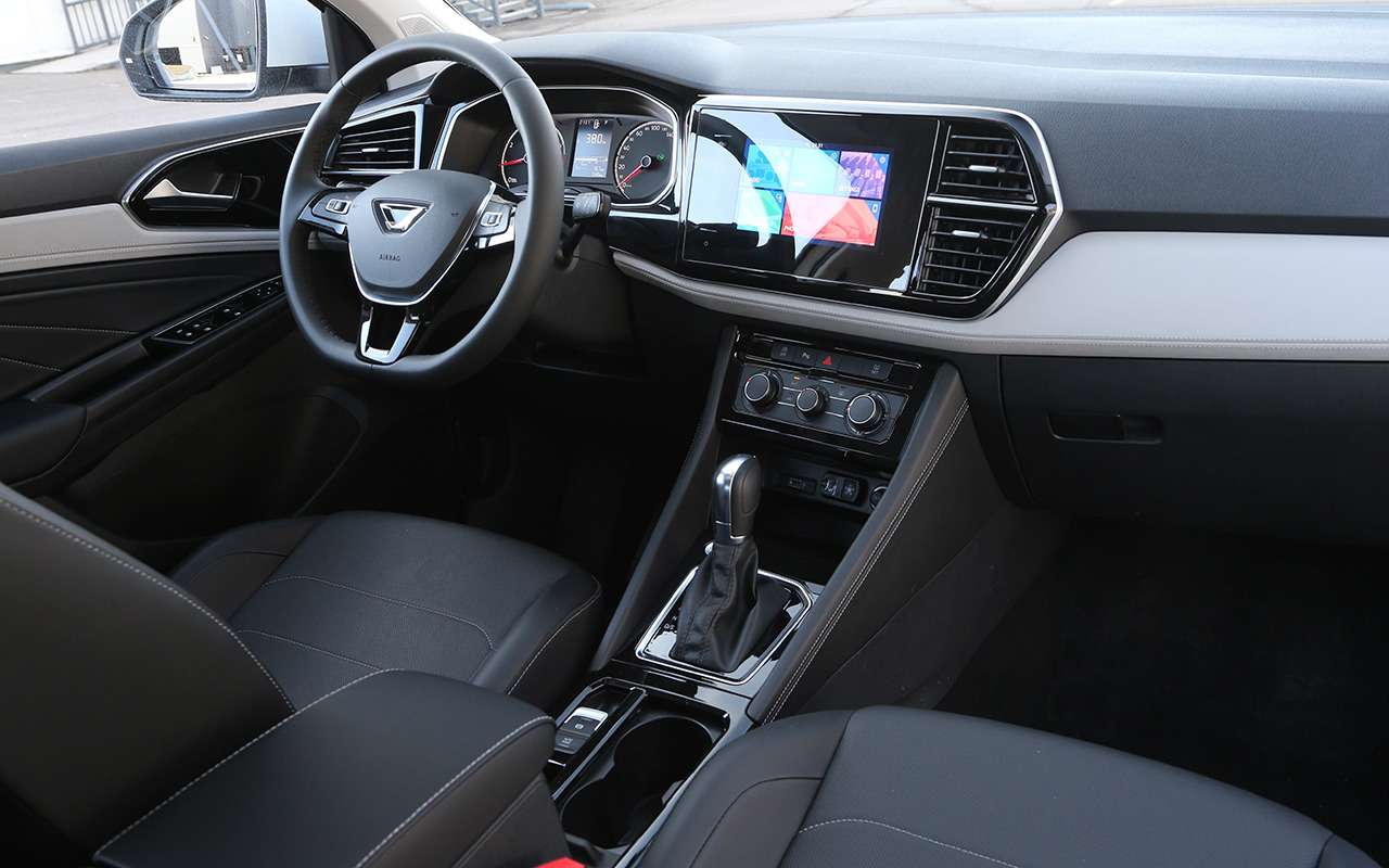 Интерьер отличается дизайном от европейских моделей. Однако эргономика водительского места проработана с немецкой тщательностью.