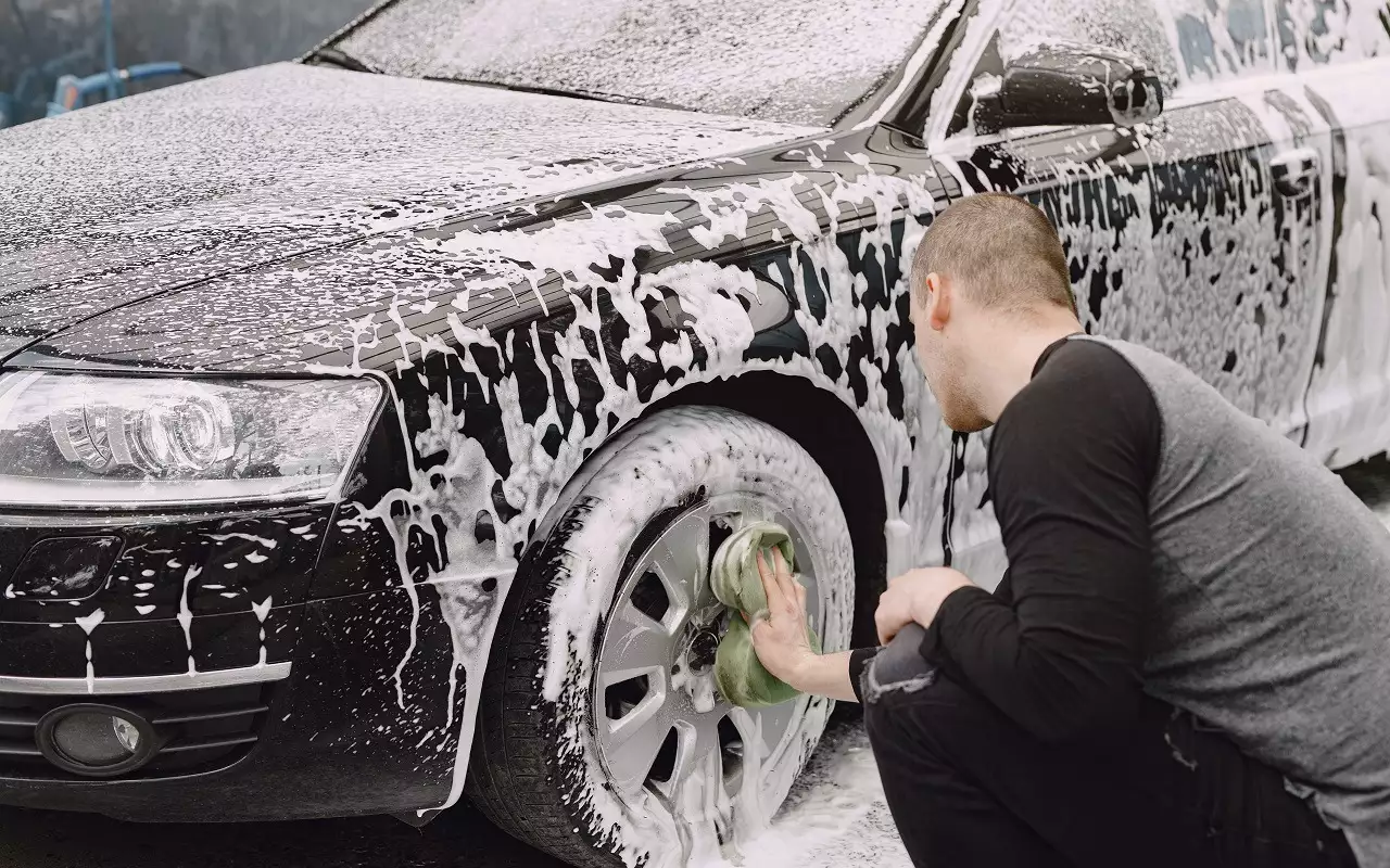 Эксперт назвал идеальное время для тщательной мойки автомобиля после зимы