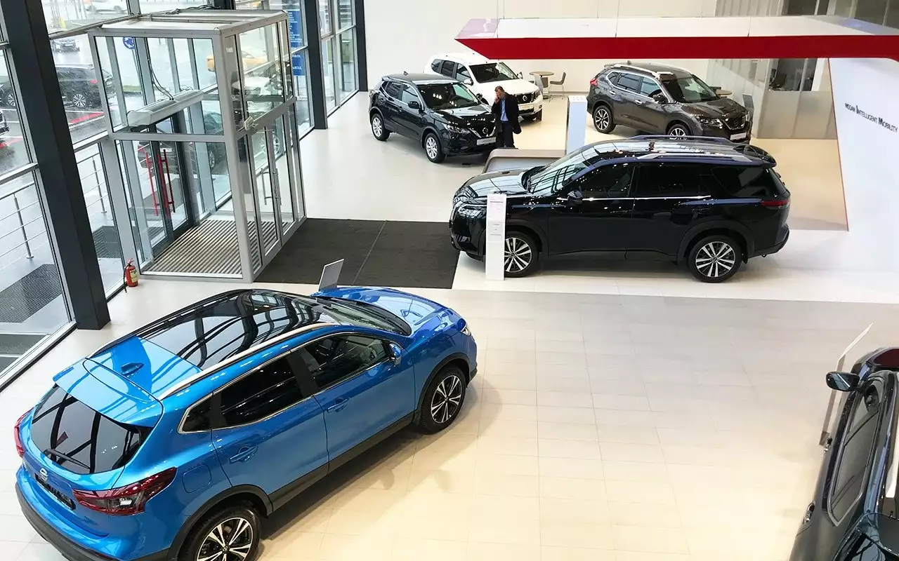 Продажи новых автомобилей резко снизились в России