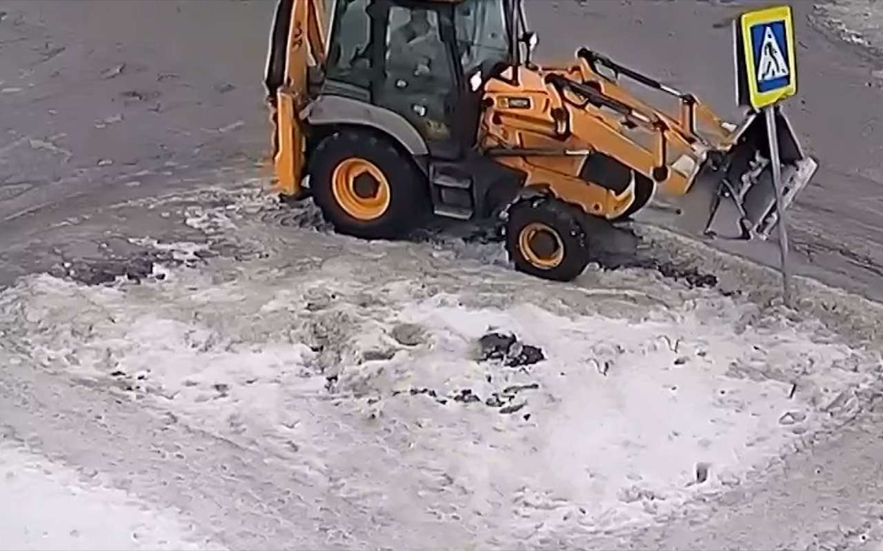 Добрых дел мастер: тракторист «отрихтовал» дорожный знак (видео)