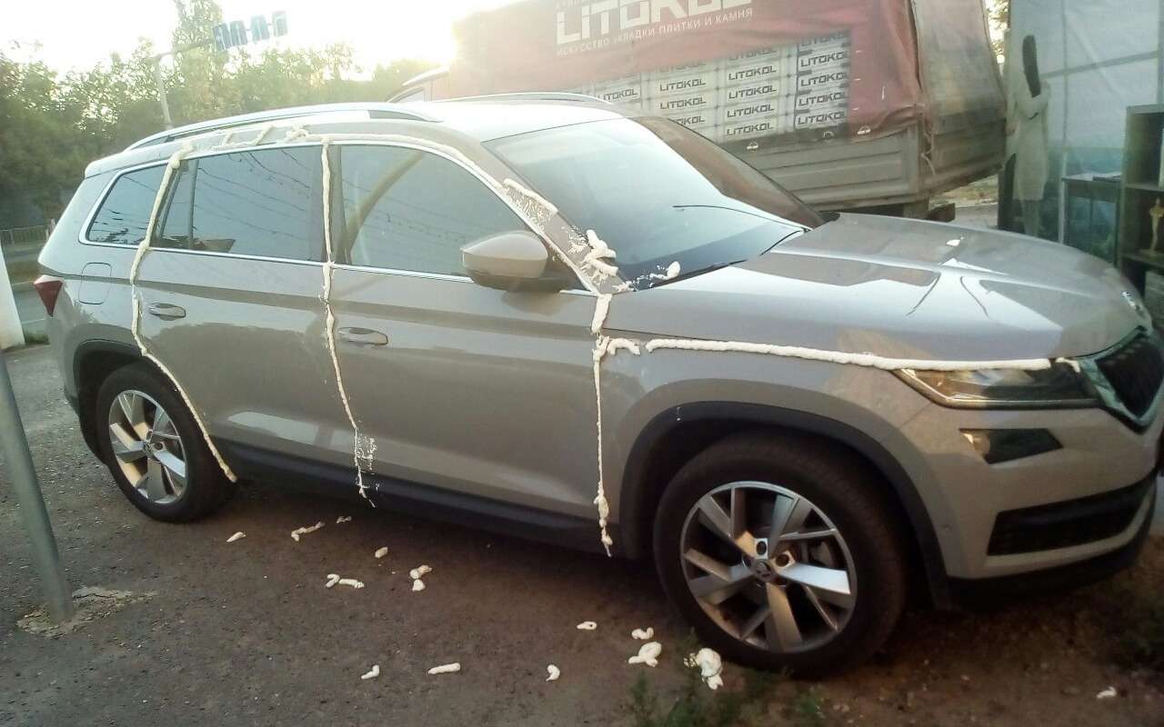 Расплата за неправильную парковку: Шкоду залили монтажной пеной