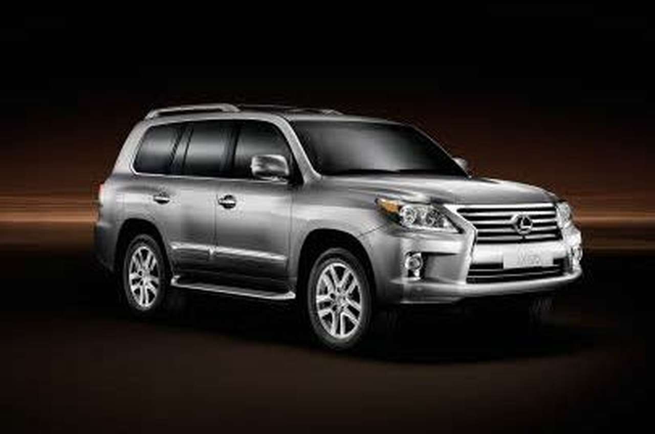 Обновленному Lexus LX 570 поставили два бензобака