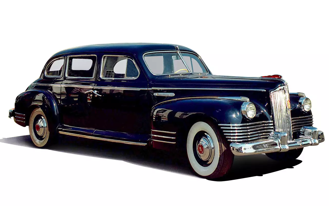 Ни одна кузовная деталь ЗИСа-110 не скопирована с американской. «Сто десятый» отличается и габаритами, и некоторыми линиями кузова. Тем не менее нельзя не признать, что дизайн решен в заокеанском духе.