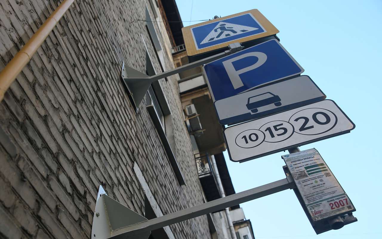 В сеть платных парковок Москвы попали еще три сотни улиц