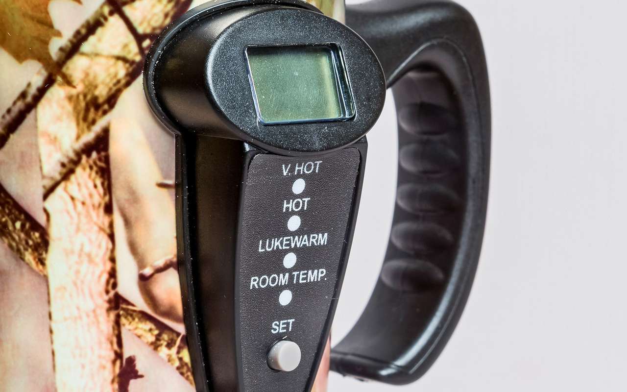 Современный девайс без дисплея – это нехорошо, даже если речь об обычной кружке. Еще хуже следующее: если взять емкость в правую руку (какую же еще, если машина леворульная?) и попытаться отхлебнуть, то часть содержимого прольется как раз на «мозги» устройства.