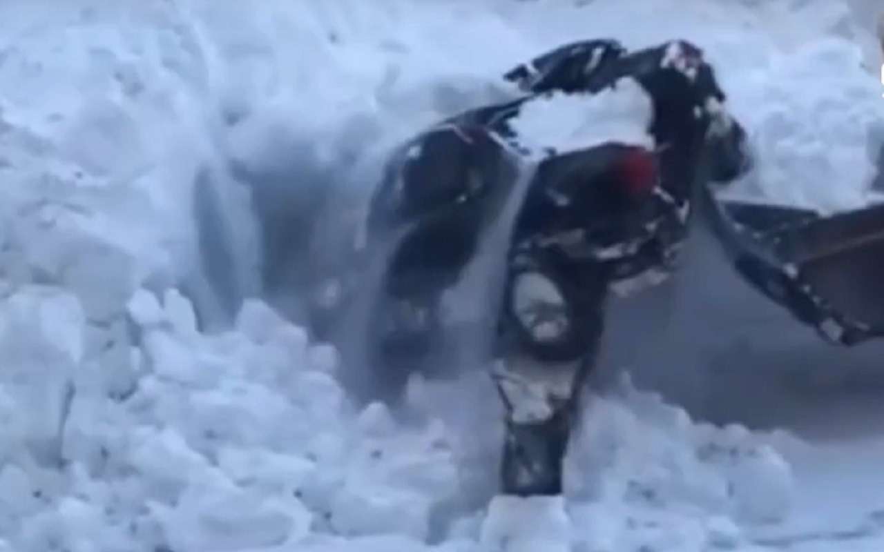 На Сахалине чистят снег вместе с машинами