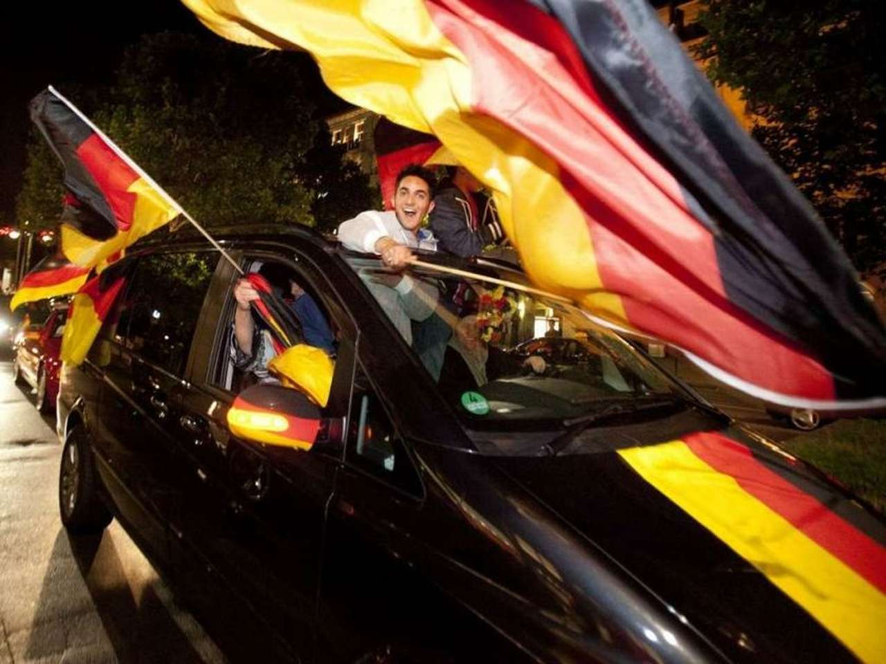 Немецкие автогиганты разрешили рабочим поболеть за сборную 