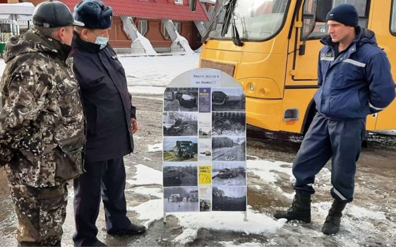 ГИБДД организовала фотовыставку на обочине трассы. На фотографиях — ДТП